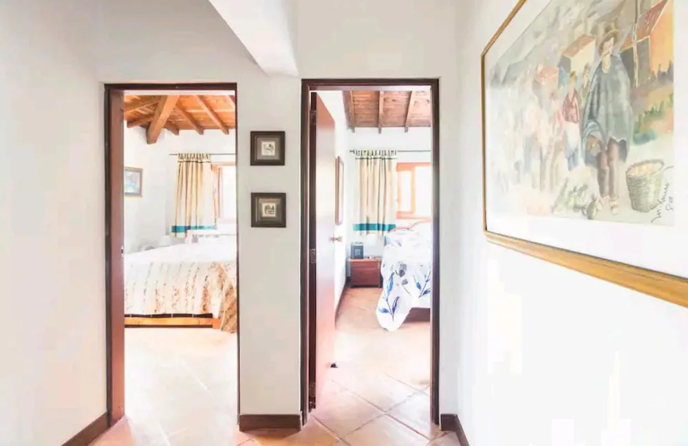 Pasillo y habitaciones