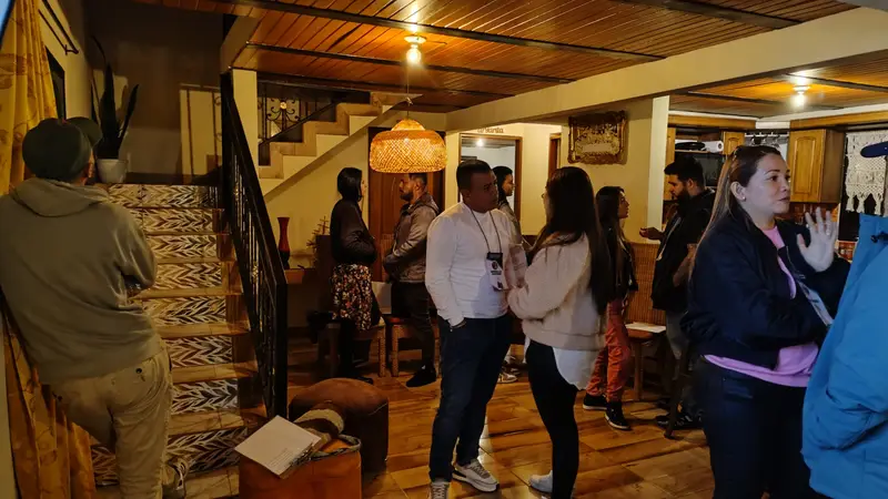 Participantes conversando en el interior de la casa del retiro