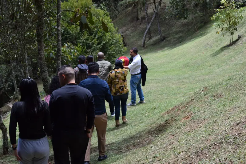 Grupo caminando por el jardín de la finca durante el retiro