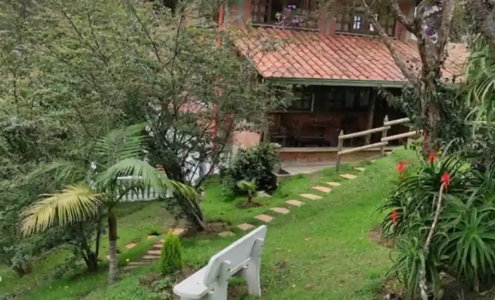Banca y casa entre jardines
